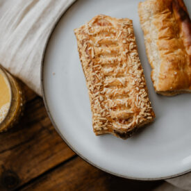 Ontdek de perfecte locatie voor uw zakelijke evenementen bij Hoeve de Wetering. Onze luxe vergaderruimte biedt plaats aan 200 personen en is ideaal voor vergaderingen, cursussen, trainingen, teambuilding, kerst- en nieuwjaarsborrels, congressen en presentaties. Geniet van het unieke uitzicht op onze authentieke koeienstal, die elke bijeenkomst een bijzondere sfeer geeft.