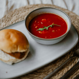 Ontdek de perfecte locatie voor uw zakelijke evenementen bij Hoeve de Wetering. Onze luxe vergaderruimte biedt plaats aan 200 personen en is ideaal voor vergaderingen, cursussen, trainingen, teambuilding, kerst- en nieuwjaarsborrels, congressen en presentaties. Geniet van het unieke uitzicht op onze authentieke koeienstal, die elke bijeenkomst een bijzondere sfeer geeft.