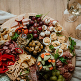 Ontdek de perfecte locatie voor uw zakelijke evenementen bij Hoeve de Wetering. Onze luxe vergaderruimte biedt plaats aan 200 personen en is ideaal voor vergaderingen, cursussen, trainingen, teambuilding, kerst- en nieuwjaarsborrels, congressen en presentaties. Geniet van het unieke uitzicht op onze authentieke koeienstal, die elke bijeenkomst een bijzondere sfeer geeft.