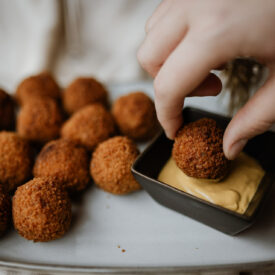 Ontdek de perfecte locatie voor uw zakelijke evenementen bij Hoeve de Wetering. Onze luxe vergaderruimte biedt plaats aan 200 personen en is ideaal voor vergaderingen, cursussen, trainingen, teambuilding, kerst- en nieuwjaarsborrels, congressen en presentaties. Geniet van het unieke uitzicht op onze authentieke koeienstal, die elke bijeenkomst een bijzondere sfeer geeft.