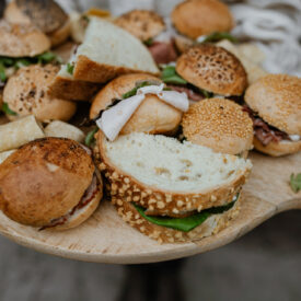 Ontdek de perfecte locatie voor uw zakelijke evenementen bij Hoeve de Wetering. Onze luxe vergaderruimte biedt plaats aan 200 personen en is ideaal voor vergaderingen, cursussen, trainingen, teambuilding, kerst- en nieuwjaarsborrels, congressen en presentaties. Geniet van het unieke uitzicht op onze authentieke koeienstal, die elke bijeenkomst een bijzondere sfeer geeft.